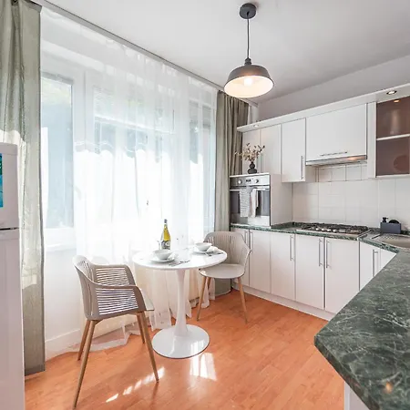 アパート Near Aupark