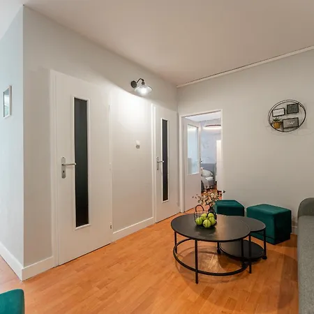 Near Aupark アパート