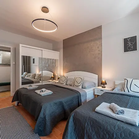 Near Aupark アパート *