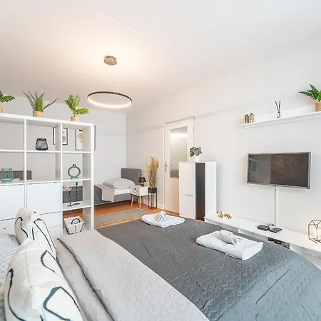 アパート Near Aupark